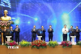 Thủ tướng Phạm Minh Chính và các đại biểu khai trương Cổng pháp luật quốc gia. (Ảnh: Dương Giang/TTXVN)