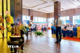 Ông Nguyễn Thọ Truyền, Phó Trưởng ban Tuyên giáo Thành ủy Thành phố Hồ Chí Minh, dâng hương tưởng niệm Chủ tịch Tôn Đức Thắng. (Ảnh: Hồng Giang/TTXVN)