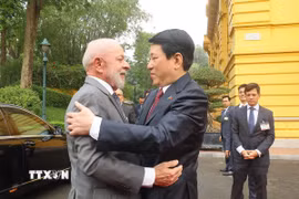 Chủ tịch nước Lương Cường đón Tổng thống Brazil Luiz Inácio Lula da Silva. (Ảnh: Lâm Khánh/TTXVN)