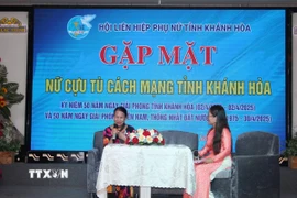 Giao lưu cùng nữ cựu tù cách mạng Cao Thị Ánh Tuyết (trú tại huyện Khánh Vĩnh). (Ảnh: Phan Sáu/TTXVN)