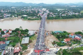 Cầu Phong Châu mới trong ngày khánh thành. (Ảnh: Quốc Khánh/TTXVN)