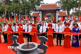 Chủ tịch Quốc hội Trần Thanh Mẫn và đại biểu cắt băng khánh thành Khu lưu niệm Trưởng ban Thường trực Quốc hội Bùi Bằng Đoàn. (Ảnh: Doãn Tấn/TTXVN)