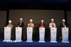 Đại biểu thực hiện nghi lễ bấm nút khởi động các dự án. (Ảnh: Thanh Hòa/TTXVN)