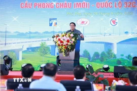 Thủ tướng Phạm Minh Chính phát biểu tại lễ khánh thành cầu Phong Châu mới - Quốc lộ 32C. (Ảnh: Dương Giang/TTXVN)
