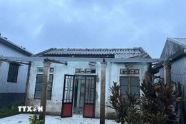 Nhà dân tại xã Quảng Điền bị tốc mái. (Ảnh: TTXVN phát)