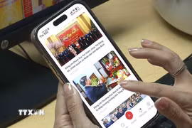 Mạng xã hội vừa là công cụ tác nghiệp, vừa là nơi tiếp nhận nguồn thông tin khổng lồ từ xã hội. (Ảnh: Hữu Duyên/TTXVN)