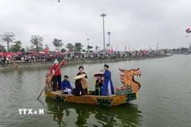 Liền anh, liền chị chuẩn bị trầu têm cánh phượng mời khách. (Ảnh: Thanh Thương/TTXVN)