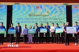 Thành Đoàn Huế phối hợp với các đơn vị hỗ trợ những hộ gia đình khó khăn trên địa bàn thành phố Huế. (Ảnh: Văn Dũng/TTXVN)