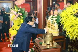 Thủ tướng Phạm Minh Chính dâng hương tại Khu lưu niệm Thủ tướng Phạm Văn Đồng ở xã Mộ Đức, tỉnh Quảng Ngãi. (Ảnh: Dương Giang/TTXVN)
