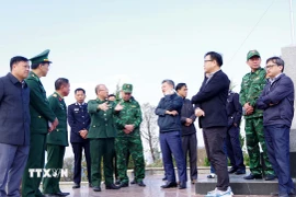 Đoàn công tác tiến hành khảo sát thực địa tại điểm đấu nối và hai bên cánh gà cửa khẩu quốc tế Huổi Puốc. (Ảnh: TTXVN phát)
