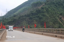 Nhiều đường phố ở xã miền núi Bến Giằng với sắc đỏ cờ Tổ quóc chào mừng Đại hội lần thứ XIV của Đảng. (Ảnh: Đỗ Trưởng/TTXVN)