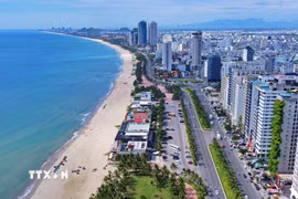 Thành phố Đà Nẵng nay đã trở thành điểm đến du lịch nổi tiếng trong nước và quốc tế, với lợi thế hạ tầng phát triển và bãi biển trải dài hàng trăm cây số. (Ảnh: Quốc Dũng/TTXVN)