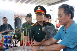 Cựu chiến binh trở về chiến trường xưa, thắp nén hương tri ân đồng đội đã nằm lại nơi biên cương. (Ảnh: Đức Thọ/TTXVN)