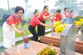 Đông đảo du khách, thắp hương tri ân các Anh hùng liệt sỹ tại Nghĩa trang A1. (Ảnh: Phan Quân/TTXVN)