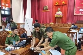 Các thân nhân liệt sỹ tuổi cao, sức yếu được cán bộ, chiến sỹ Công an thành phố tận tình hỗ trợ đưa đón. (Ảnh: TTXVN phát)
