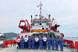 Đoàn Công tác Bộ Tư lệnh Vùng Cảnh sát biển 4 chụp ảnh chung với cán bộ, chiến sỹ Tàu CSB 9003. (Ảnh: TTXVN phát)