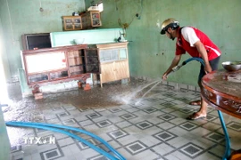 Người dân phường Hàm Thắng (Lâm Đồng) dọn dẹp nhà cửa sau lũ. (Ảnh: Nguyễn Thanh/TTXVN)