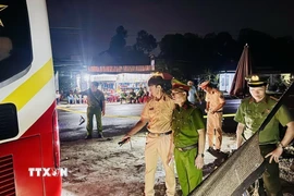 Công an tỉnh Đồng Tháp khám nghiệm hiện trường vụ tai nạn giao thông tối 5/12/2025. (Ảnh: TTXVN phát)