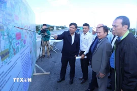 Bí thư Tỉnh ủy Đắk Lắk Lương Nguyễn Minh Triết (bên trái, ngoài cùng) chỉ đạo chủ đầu tư đẩy nhanh tiến độ thi công dự án. (Ảnh: Tuấn Anh/ TTXVN)