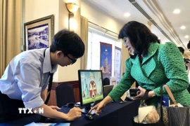 Doanh nghiệp du lịch giới thiệu sản phẩm, dịch vụ ứng dụng công nghệ tại sự kiện kết nối phát triển du lịch giai đoạn 2025-2030. (Ảnh: Mỹ Phương/TTXVN)