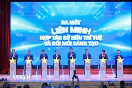 Tổng Giám đốc Tổ chức Sở hữu trí tuệ thế giới Daren Tang, Thứ trưởng Bộ Khoa học và Công nghệ Hoàng Minh cùng các đại biểu thực hiện nghi thức bấm nút ra mắt Liên minh Hợp tác Sở hữu Trí tuệ và Đổi mới Sáng tạo. (Ảnh: Hoàng Hiếu/TTXVN)