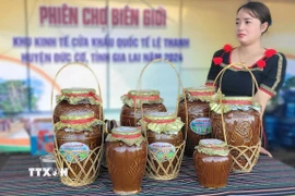 Sản phẩm rượu cần của thị xã Ayun Pa (Gia Lai) lần đầu tiên tham gia phiên chợ biên giới Việt Nam-Campuchia tại Cửa khẩu Quốc tế Lệ Thanh, huyện Đức Cơ. (Ảnh: Hoài Nam/TTXVN)