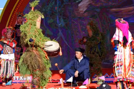 Trình diễn, giới thiệu "Lễ cúng tổ tiên" của người Lô Lô, tỉnh Tuyên Quang. (Ảnh: Thanh Tùng/ TTXVN)