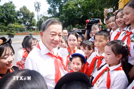 Tổng Bí thư, Chủ tịch nước Tô Lâm với các Đội viên tiêu biểu toàn quốc. (Ảnh: Thống Nhất/TTXVN)