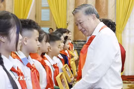 Tổng Bí thư, Chủ tịch nước Tô Lâm tặng bức ảnh “Bác Hồ với thiếu nhi” cho các Đội viên tiêu biểu toàn quốc. (Ảnh: Thống Nhất/TTXVN)