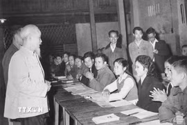 Chủ tịch Hồ Chí Minh thăm lớp học bổ túc văn hóa và kỹ thuật buổi tối của công nhân Nhà máy ôtô 1/5, lá cờ đầu của phong trào bổ túc văn hóa ngành công nghiệp Hà Nội (19/12/1963). (Ảnh: Tư liệu TTXVN)