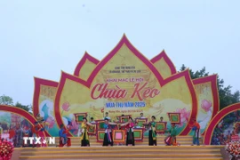 Chương trình nghệ thuật chào mừng Lễ hội chùa Keo, tỉnh Hưng Yên năm 2025. (Ảnh: Đinh Văn Nhiều/TTXVN)