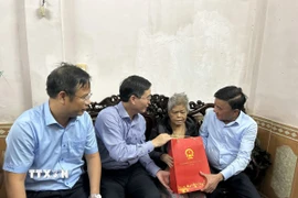 Thường trực Ban Bí thư Trần Cẩm Tú (đầu tiên, phải sang) thăm, tặng quà gia đình chính sách tại thành phố Huế bị ảnh hưởng mưa lũ. (Ảnh: Mai Trang/TTXVN)