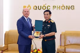 Đại tướng Phan Văn Giang, Ủy viên Bộ Chính trị, Phó Thủ tướng Chính phủ, Bộ trưởng Bộ Quốc phòng và Đại sứ Đặc mệnh toàn quyền Canada tại Việt Nam James Nickel tại buổi tiếp. (Nguồn: Báo Chính phủ)
