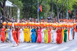 Khối Phụ nữ Công an Thủ đô diễu hành tại Lễ Kỷ niệm 80 năm Ngày truyền thống Công an nhân dân (19/8/1945-19/8/2025). (Ảnh: Tuấn Anh/TTXVN)
