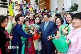Thủ tướng Phạm Minh Chính gặp đại diện đại biểu tham dự Hội nghị Mạng lưới các nhà khoa học và kỹ sư nữ khu vực châu Á-Thái Bình Dương (INWES APNN) năm 2024 được tổ chức tại Hà Nội. (Ảnh: Dương Giang/TTXVN)