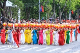 Khối Phụ nữ Công an Thủ đô diễu hành tại Lễ Kỷ niệm 80 năm Ngày truyền thống Công an nhân dân (19/8/1945-19/8/2025). (Ảnh: Tuấn Anh/TTXVN)