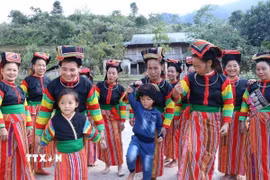Phụ nữ dân tộc Cống ở xã Nậm Khao, huyện Mường Tè (Lai Châu) chú trọng truyền dạy văn hoá cho lớp trẻ. (Ảnh: Trần Văn Hoàng/TTXVN)