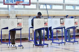 Cử tri bỏ phiếu tại điểm bầu cử ở Manhattan, New York, Mỹ, ngày 5/11/2024. (Ảnh: THX/TTXVN)