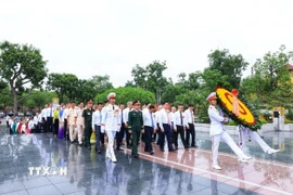 Các đại biểu dâng hương tại Đài tưởng niệm các Anh hùng liệt sỹ. (Ảnh: Tuấn Anh/TTXVN)