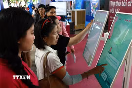 Người dân Thành phố Hồ Chí Minh trải nghiệm các dịch vụ trong khuôn khổ Lễ hội Không tiền mặt 2025. (Ảnh: Hứa Chung/TTXVN)
