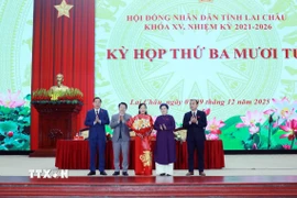 Các đồng chí lãnh đạo tặng hoa chúc mừng đồng chí Tẩn Thị Quế được bầu làm Phó Chủ tịch Hội đồng nhân dân tỉnh Lai Châu khóa XV, nhiệm kỳ 2021-2026. (Ảnh: Quý Trung/TTXVN)