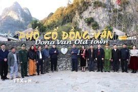 Các đại biểu tham dự lễ ra mắt hệ thống "Số hóa check-in và tích điểm" của Hội Du lịch xã Đồng Văn. (Ảnh: TTXVN phát)