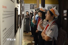 Học sinh tham quan triển lãm về cuộc đời vua Hàm Nghi. (Ảnh: Văn Dũng/TTXVN)
