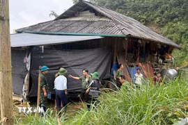 Đoàn công tác Công an tỉnh Sơn La kiểm tra tình hình thiệt hại do mưa lũ tại xã Muổi Nọi. (Ảnh: TTXVN phát)