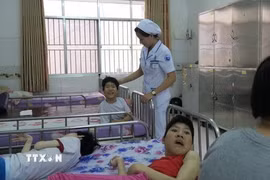 Làng Hòa Bình trong khuôn viên bệnh viện Từ Dũ thành phố Hồ Chí Minh là nơi cưu mang, nuôi dưỡng hơn 400 trẻ khuyết tật đa số bị ảnh hưởng bởi chất độc da cam/dioxin. Làng Hòa Bình có 39 cán bộ, nhân viên thì có 36 người là nữ chăm lo toàn bộ việc ăn uống, chăm sóc sức khỏe, tập trị liệu, dạy chữ cho các em. (Ảnh: Đinh Hằng/TTXVN)