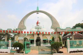 Thánh đường Mubarak (xã Châu Phong, tỉnh An Giang được trang hoàng rực rỡ vừa đón mừng Tháng ăn chay Ramadan, vừa đón mừng năm mới Bính Ngọ 2026. (Ảnh: Công Mạo/TTXVN)