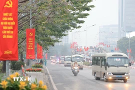 Đoàn xe chở các đại biểu dự Đại hội đại biểu toàn quốc lần thứ XIV của Đảng di chuyển trên đường Nguyễn Chí Thanh về Trung tâm Hội nghị Quốc gia. (Ảnh: TTXVN)