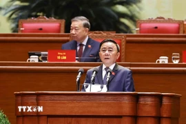 Đồng chí Trần Cẩm Tú, Ủy viên Bộ Chính trị, Thường trực Ban Bí thư tuyên bố lý do, khai mạc phiên họp trù bị Đại hội XIV của Đảng. (Ảnh: TTXVN)