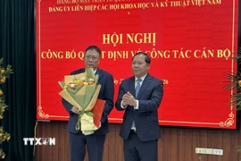 Đồng chí Nguyễn Phi Long, Ủy viên Ban chấp hành Trung ương Đảng Phó Bí thư Đảng ủy Mặt trận Tổ quốc, các đoàn thể Trung ương trao Quyết định Bí thư Đảng ủy Liên hiệp các hội Khoa học và Kỹ thuật Việt Nam cho Giáo sư, Viện sỹ Châu Văn Minh. (Ảnh: Diệu Thúy/TTXVN)