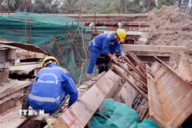 Công nhân, kỹ sư quay trở lại thi công ngay sau những ngày nghỉ Tết Nguyên đán tại Dự án đầu tư xây dựng đường Vành đai 2 đoạn tuyến Tân Vũ-Hưng Đạo-Bùi Viện. (Ảnh: Hoàng Ngọc/TTXVN)